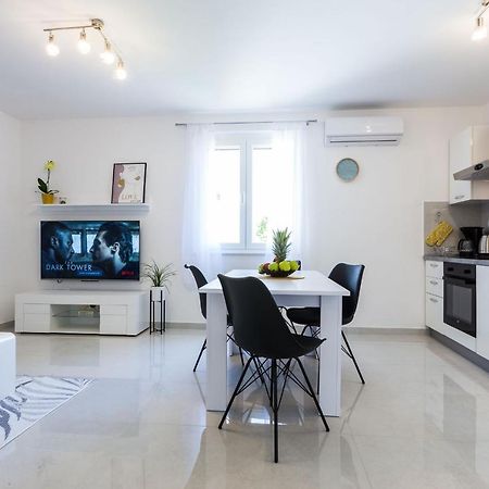 Petra Modern Apartment With Free Parking And Bbq ザダル エクステリア 写真